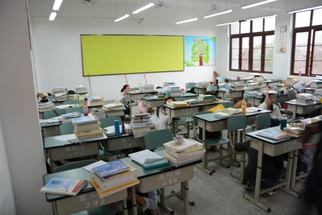 我校开展“我安全，我健康，我快乐”地震应急疏散演练