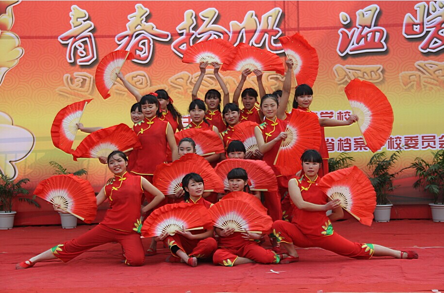 “青春扬帆 温暖同行”―我校2015迎新年文艺汇演在塑胶操场隆重举行